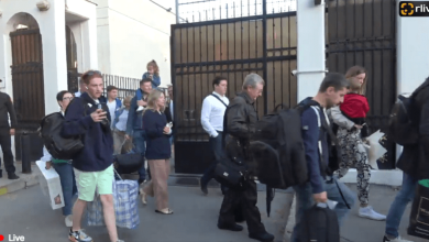 Photo of video | Angajați ai Ambasadei Ruse, filmați cum părăsesc sediul diplomatic de la Chișinău după ce R. Moldova a redus numărul lor