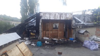 Photo of Incendiu pe acoperișul unui bloc de locuit din capitală: Opt echipaje cu pompieri, la fața locului