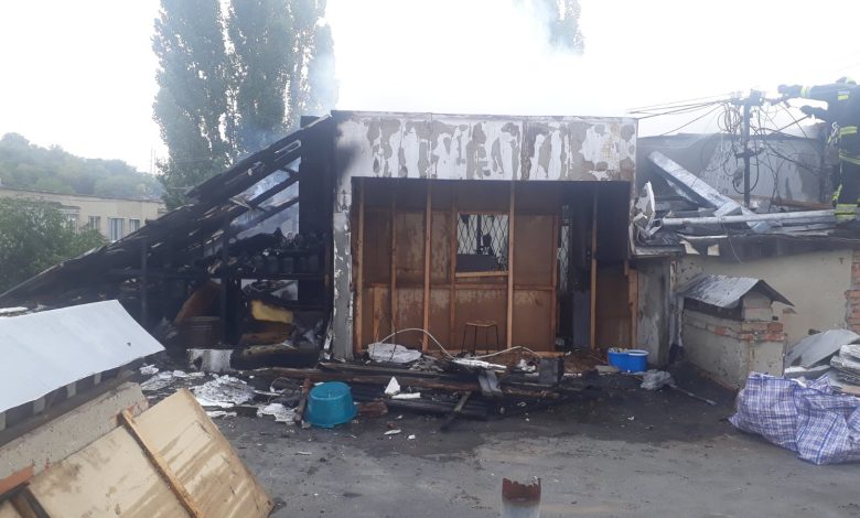Photo of Incendiu pe acoperișul unui bloc de locuit din capitală: Opt echipaje cu pompieri, la fața locului
