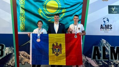 Photo of foto | Drapelul moldovenesc, arborat chiar de Ziua Independenței de armwrestlerii juniori la campionatul mondial din Kazahstan