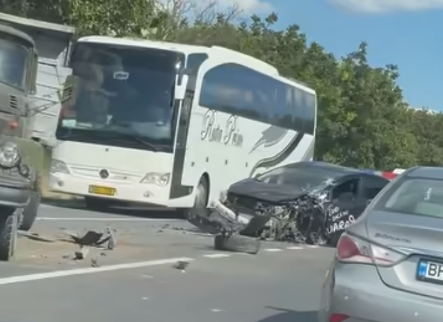 Photo of video |  Coliziune violentă la Anenii Noi cu implicarea unui taximetru cu pasageri. Două persoane, transportate la spital