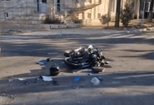 Photo of video | Un motociclist, transportat la spital după ce s-a tamponat cu o mașină în capitală