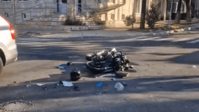 Photo of video | Un motociclist, transportat la spital după ce s-a tamponat cu o mașină în capitală