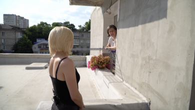 Photo of video | Locuitori din Chișinău, în fața unei situații incredibile: Au rămas fără balcoane și cu terasa noilor vecini sub ferestre