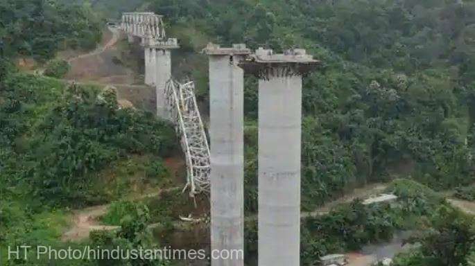 Photo of Cel puţin 17 muncitori au murit după prăbuşirea unui pod feroviar în construcţie