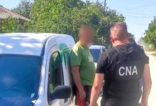 Photo of Un bărbat din Drochia, reținut în flagrant de CNA: Pentru ce ar fi cerut de la un șofer 2000 de euro