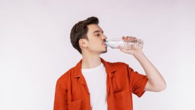Photo of De ce nu e bine să bei din sticle de plastic: Pericolul la care te expui zilnic
