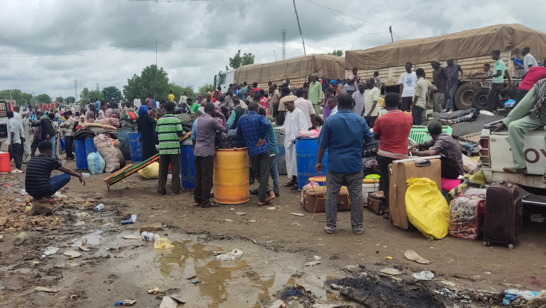 Photo of Patru luni de violențe și foamete în Sudan: Peste 1 milion de oameni au fugit din țară din cauza războiului