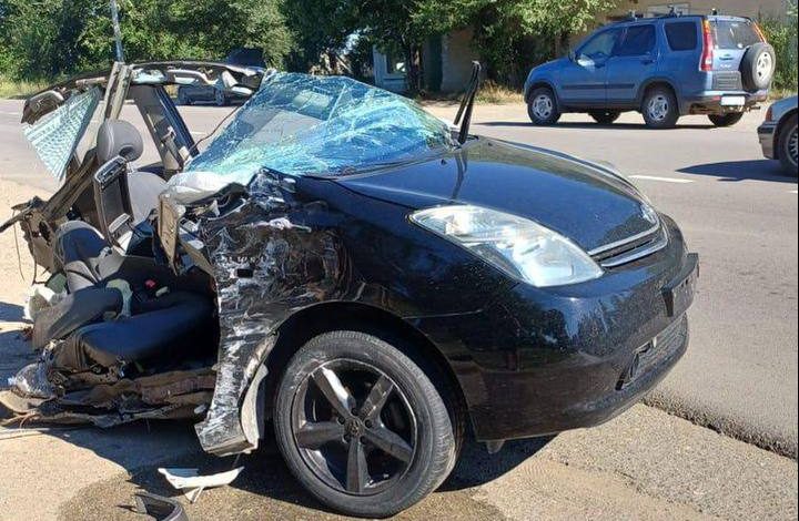 Photo of foto | Mașină ruptă în două în urma impactului puternic cu un tir