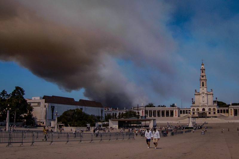 Photo of Portugalia în flăcări. Țara se luptă cu incendii masive provocate de al treilea val de căldură extremă: „Situația este critică”