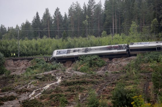 Photo of Tren deraiat şi drumuri acoperite de ape în urma ploilor torenţiale care afectează Suedia şi Norvegia