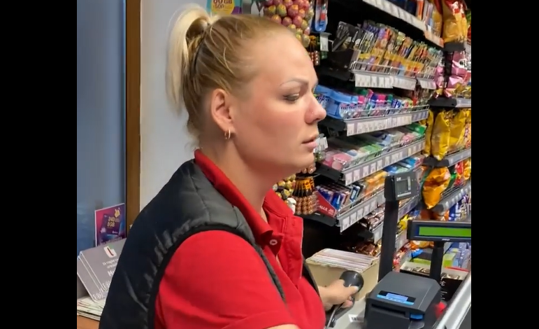 Photo of video | Conflict lingvistic într-un magazin din capitală, între un actor și o casieriță: „Asta e moldovenește, nu româna”