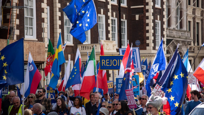Photo of Britanicii protestează împotriva Brexitului și cer înapoi în UE: „A fost o greşeală uriaşă”