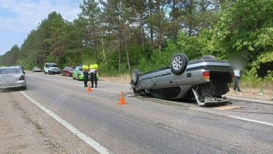 Photo of foto | Depășire nereușită: Un automobil s-a răsturnat, iar altul a ajuns pe marginea șoselei