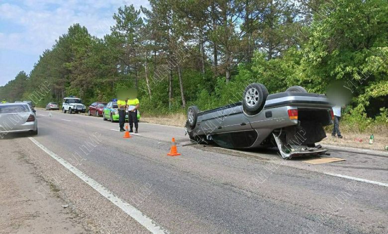 Photo of foto | Depășire nereușită: Un automobil s-a răsturnat, iar altul a ajuns pe marginea șoselei