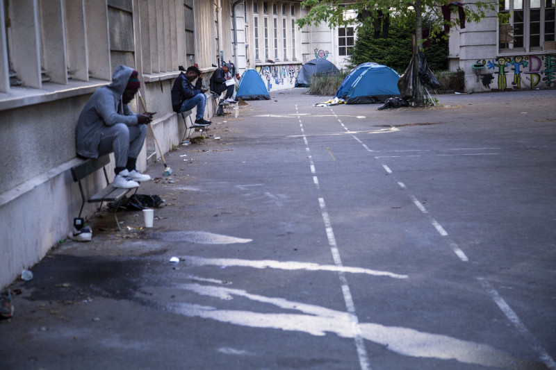 Photo of Sute de migranți fără adăpost sunt alungați de pe străzile Parisului înainte de Jocurile Olimpice de anul viitor