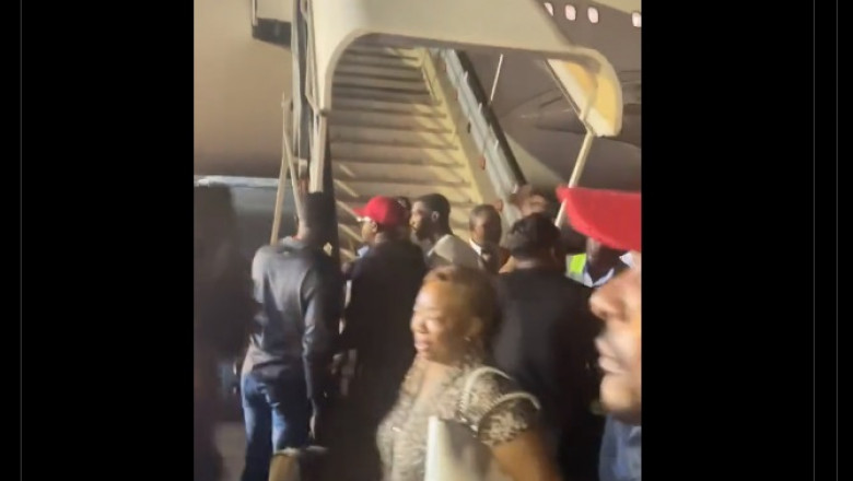 video | Momentul în care pasagerii încearcă să urce cu forța într-un ...