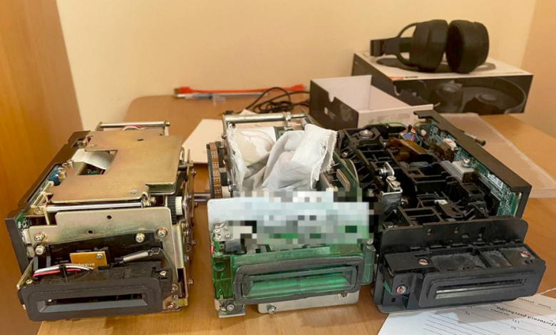 Photo of video | Un atelier de fabricare ilegală a dispozitivelor de clonare a cartelelor bancare, destructurat în capitală. Doi moldoveni – reținuți