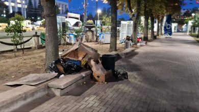 Photo of foto | Mormane de gunoi în Piaţa Marii Adunării Naţionale, rămase după Ziua Vinului