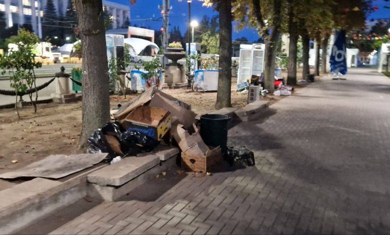 Photo of foto | Mormane de gunoi în Piaţa Marii Adunării Naţionale, rămase după Ziua Vinului
