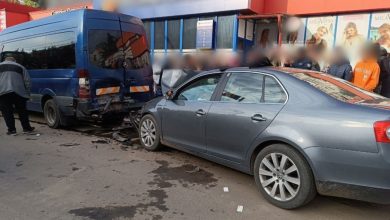 Photo of video, foto | O mașină s-a izbit de un microbuz, la Soroca. Trei răniți, printre care o femeie prinsă sub automobil