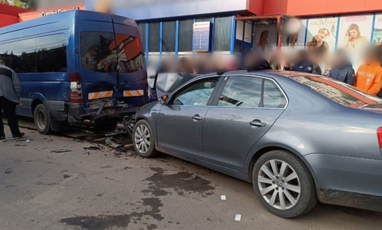 Photo of video, foto | O mașină s-a izbit de un microbuz, la Soroca. Trei răniți, printre care o femeie prinsă sub automobil