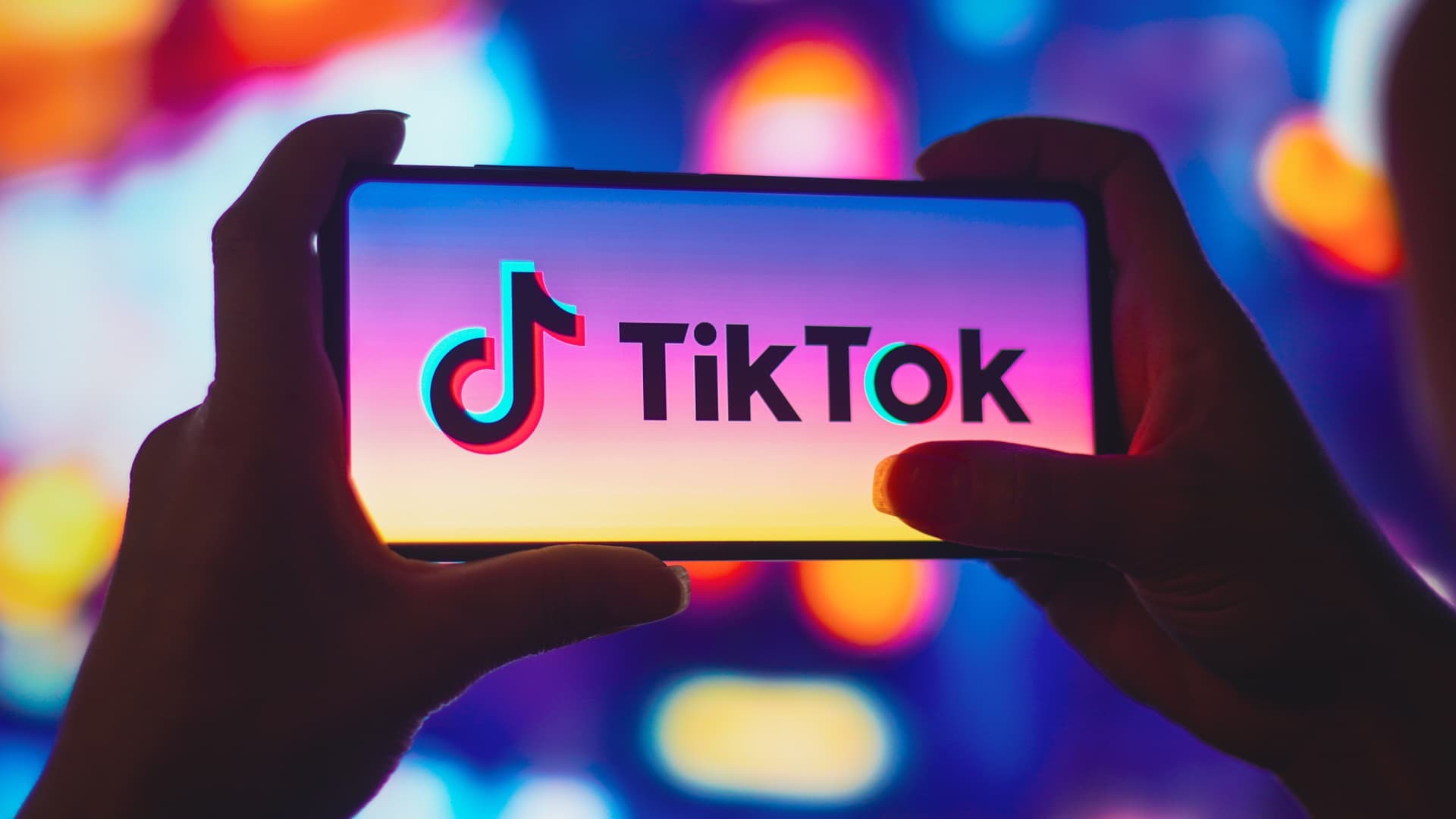 Photo of Schimbare de la TikTok: Cum te afectează, dacă ai cont pe platforma de socializare
