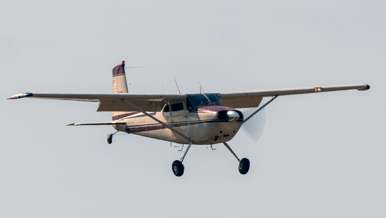 Photo of Un bărbat este acuzat că a urmărit o femeie cu avionul timp de 4 ani, aruncând cu roșii spre casa ei: „Ne terorizează”