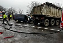 Photo of foto | O Dacia s-a izbit într-un camion, după ce a ieșit pe contrasens. Sunt morți și răniți