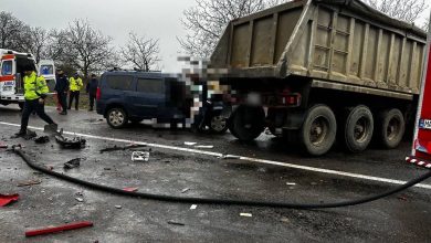 Photo of foto | O Dacia s-a izbit într-un camion, după ce a ieșit pe contrasens. Sunt morți și răniți
