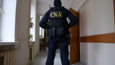 Photo of Un polițist de frontieră și un ofițer de investigații, cercetați de CNA