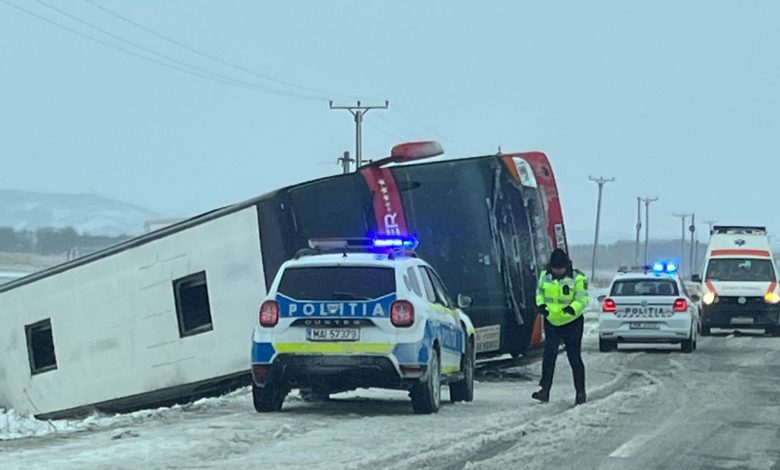 Photo of foto | Autocar cu moldoveni, răsturnat în România. Starea pasagerilor