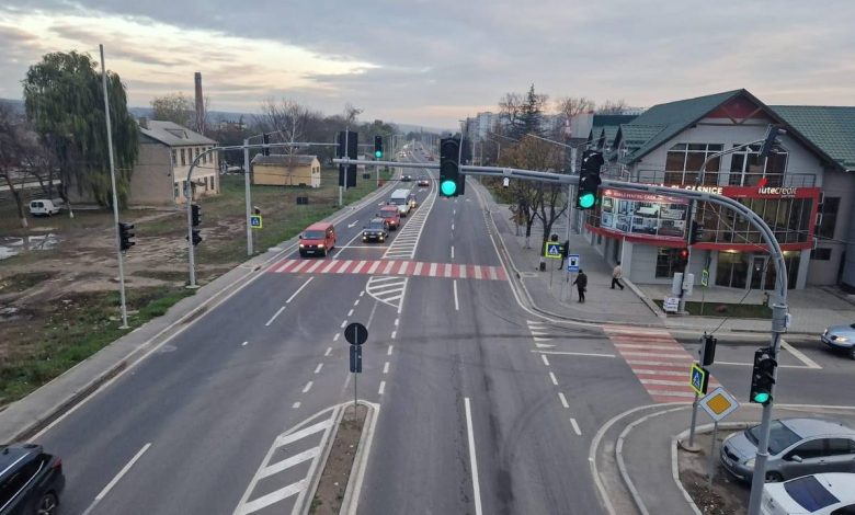 Photo of La Strășeni au fost instalate semafoare pentru a regla traficul în intersecția în care zilnic circulă peste 16.000 de mașini