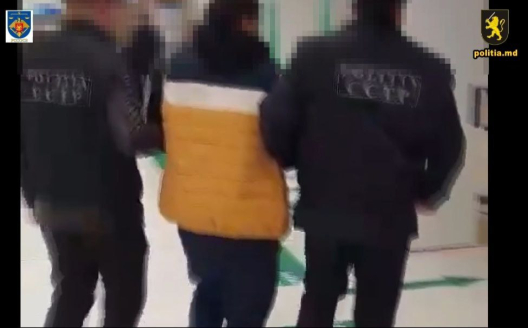 Photo of video | Extrădat din Olanda, după ce a transportat o tânără în Atena, pentru trafic sexual