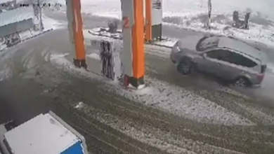Photo of video | O șoferiță din R. Moldova, la un pas de tragedie: „Mașina ei s-a oprit într-un gard”