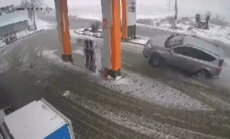 Photo of video | O șoferiță din R. Moldova, la un pas de tragedie: „Mașina ei s-a oprit într-un gard”