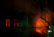 Photo of foto | La limita unei explozii: O butelie cu gaz a fost scoasă dintr-o casă în flăcări