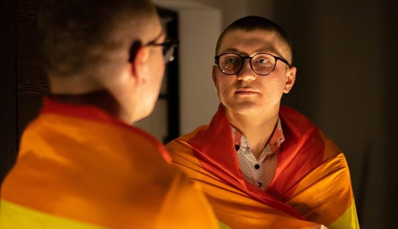 Photo of Despăgubiri de 120 000 de lei pentru tânărul gay agresat în armată. Pavlescu spune că va contesta decizia instanței