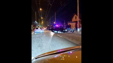 Photo of video | Un automobil s-a inversat pe o șosea din capitală. O persoană a fost rănită