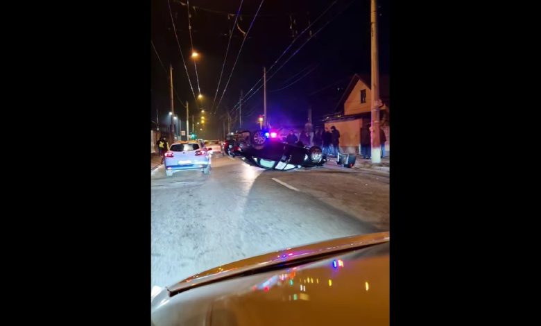 Photo of video | Un automobil s-a inversat pe o șosea din capitală. O persoană a fost rănită