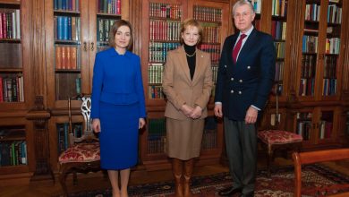 Photo of foto, video | Preşedinta Republicii Moldova a fost primită de Familia Regală a României la Castelul Săvârșin
