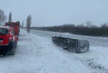 Photo of video | Un microbuz de pe ruta București-Chișinău s-a răsturnat în România. 17 persoane se aflau la bord