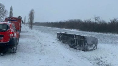 Photo of video | Un microbuz de pe ruta București-Chișinău s-a răsturnat în România. 17 persoane se aflau la bord