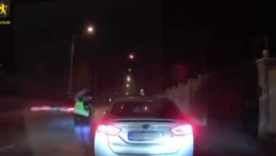 Photo of video | Сhișinău: Șoferul unui BMW, lipsit de dreptul de a conduce, a fost la un pas să spulbere un polițist