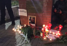 Photo of video | Mai mulți oameni s-au adunat vineri la Ambasada Rusiei din Chișinău pentru a-i aduce un omagiu lui Alexei Navalnîi