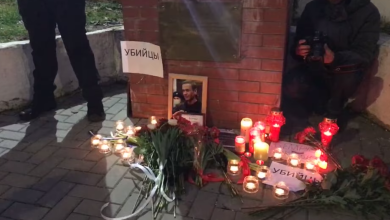 Photo of video | Mai mulți oameni s-au adunat vineri la Ambasada Rusiei din Chișinău pentru a-i aduce un omagiu lui Alexei Navalnîi
