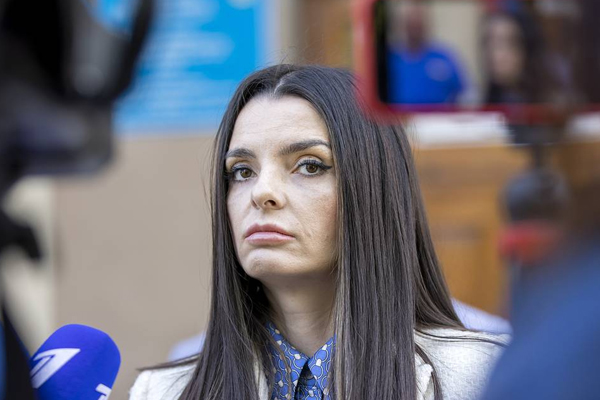 Photo of Maia Sandu, despre Evghenia Guțul: „O persoană care lucrează pentru o grupare criminală nu are ce căuta în Guvern”