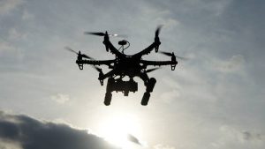 video | O dronă militară s-ar fi prăbușit lângă casele oamenilor din Brăila, România. Momentul, filmat de localnici