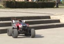 Photo of video | Un tânăr din Chișinău a inventat o mașină teleghidată care îi aduce cumpărăturile. De unde s-a inspirat