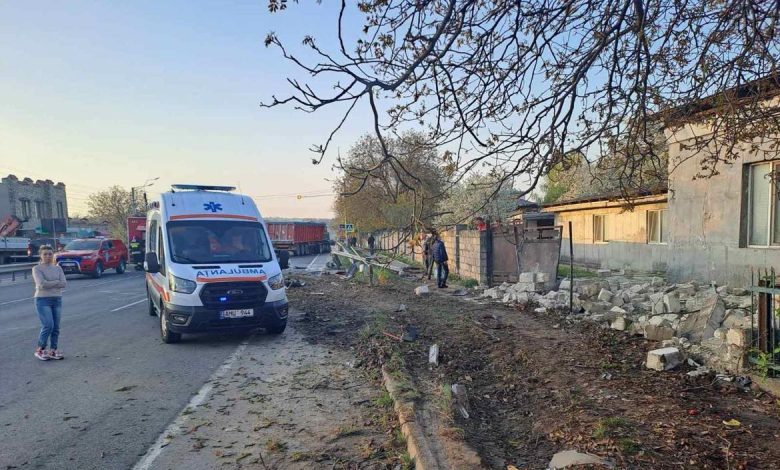 Photo of Șoferul camionului care a provocat accidentul de la Măgdăcești, soldat cu 16 persoane rănite, a fost plasat în arest la domiciliu